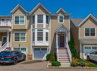5 Rosebud Ln, Babylon, NY 11702