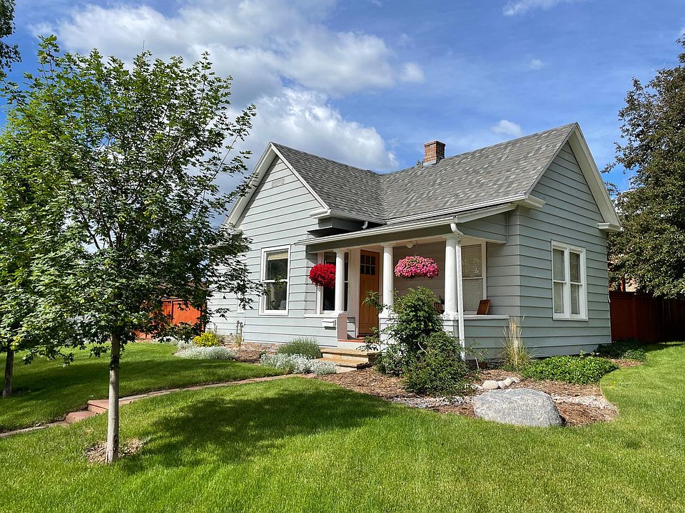 Well maintained landscaping on this east facing house.