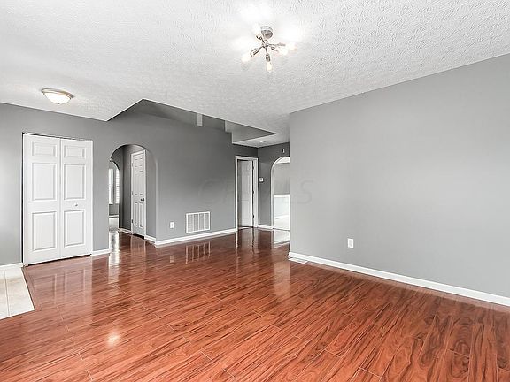 4th image of 928 Meadow Downs Trl