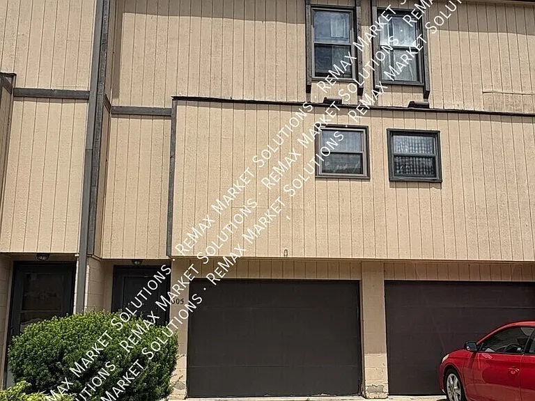 605 Center Ave — Photo 2