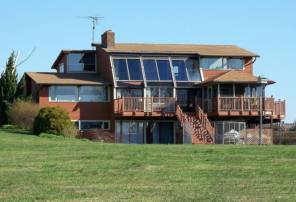 Large screened porch with wraparound deck
