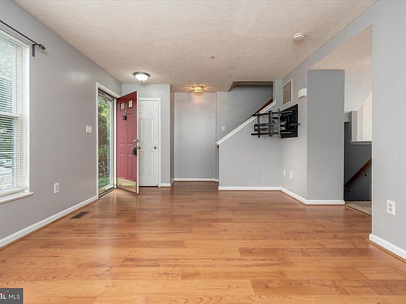 5th image of 963 Chestnut Manor Ct