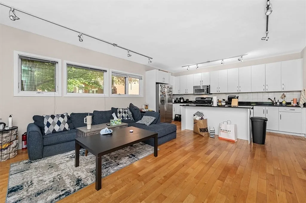 3 bed, 1280 sqft, $4,700 — Photo 4
