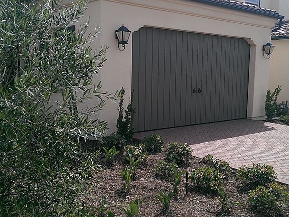 garage w two extra parking space in front