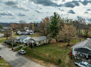 909 Pine Grove Ave, Johnson City, TN 37601