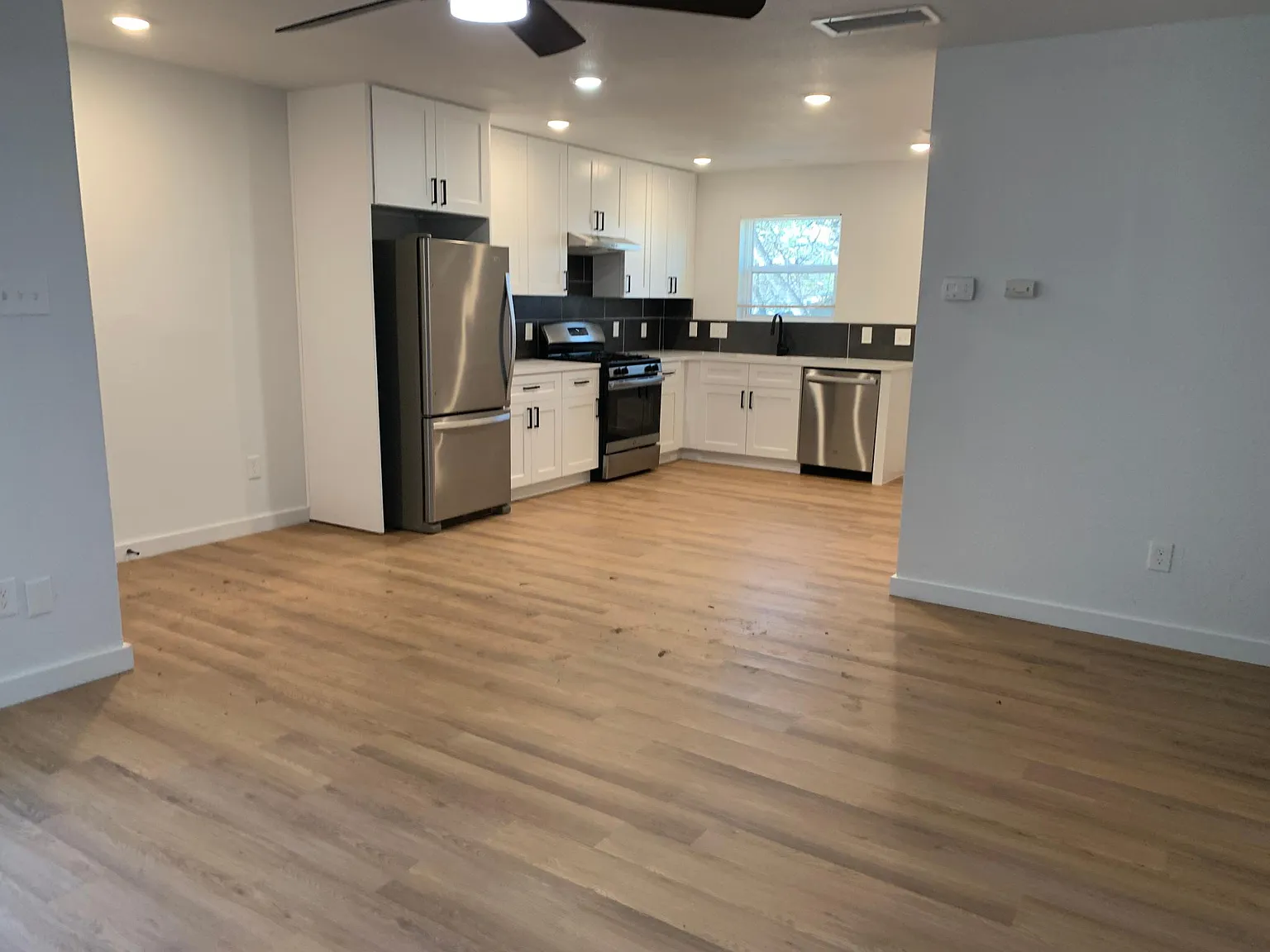 2 bed, 950 sqft, $1,700 — Photo 3