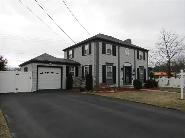 3 Pilgrim Dr, Cranston, RI 02905