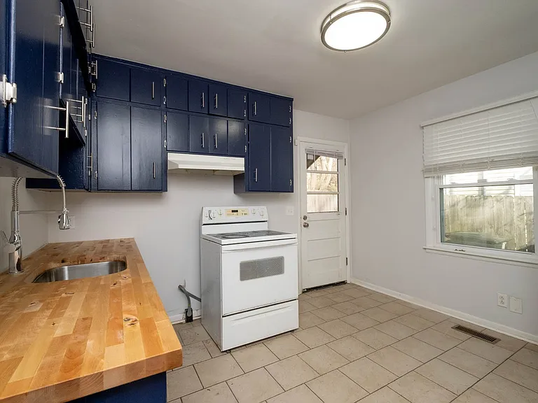606 Village Ct — Photo 9