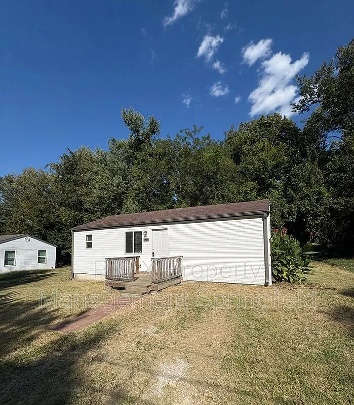3 bed, 1.0 bath, $995 — Photo 2