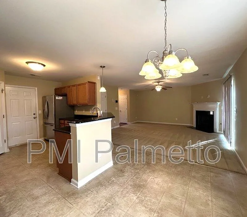 3 bed, 2.5 bath, 1638 sqft, $1,995 — Photo 4