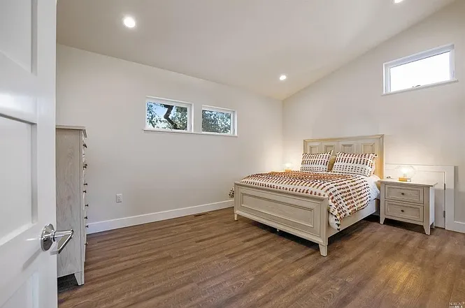 533 N Cloverdale Blvd — Photo 14