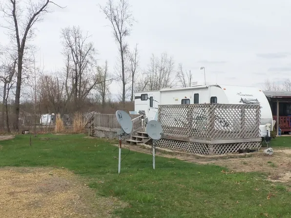 20/10 Woodhaven Dr E, Sublette, IL 61367