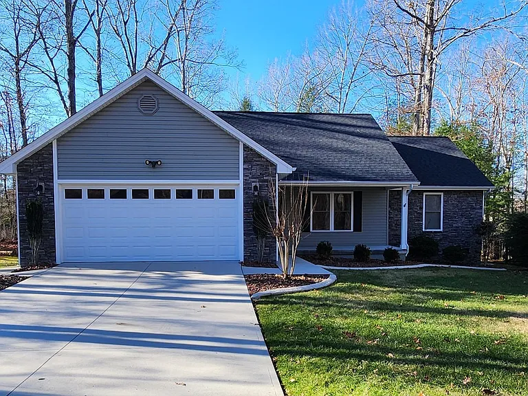 114 Camelot Ln — Photo 1