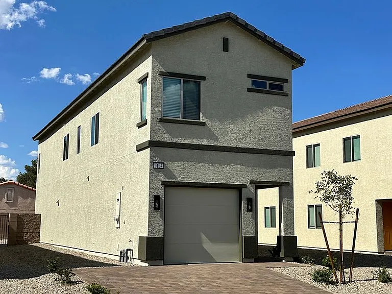 2124 Abrahams St — Photo 3