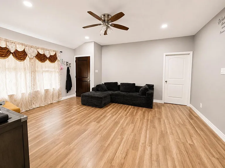 711 Woodbine St — Photo 3