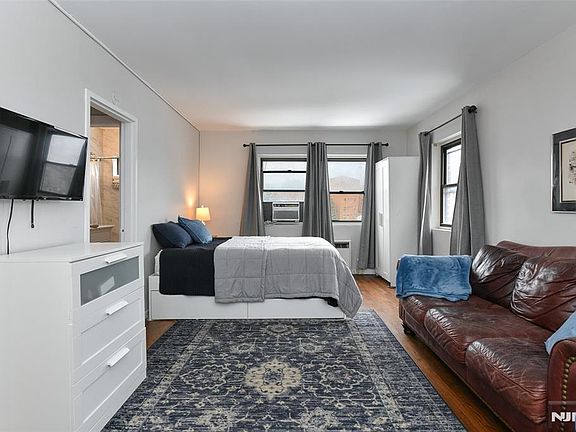 5th image of 3020-3030 Edwin Ave #5-H