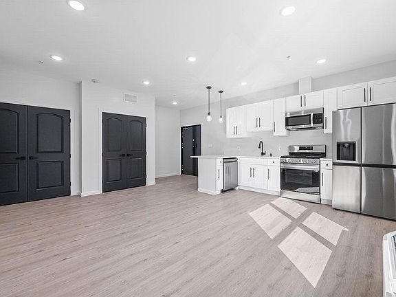 4th image of 90 Coral St #101