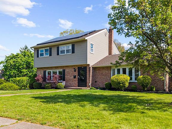 4th image of 12 Magnolia Ct