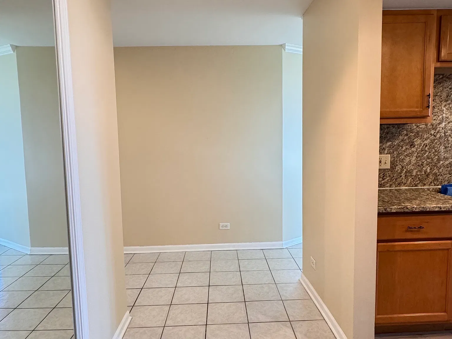 2 bed, 1100 sqft, $2,040 — Photo 2