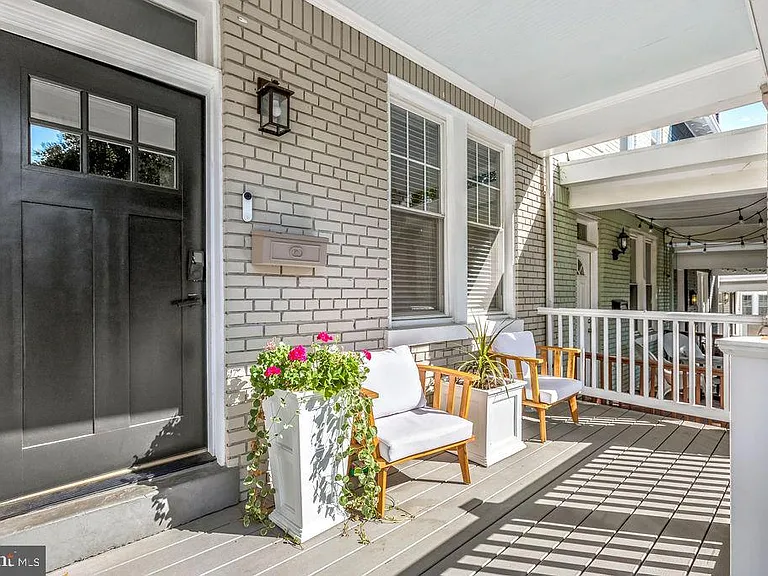 318 Todd Pl NE — Photo 1