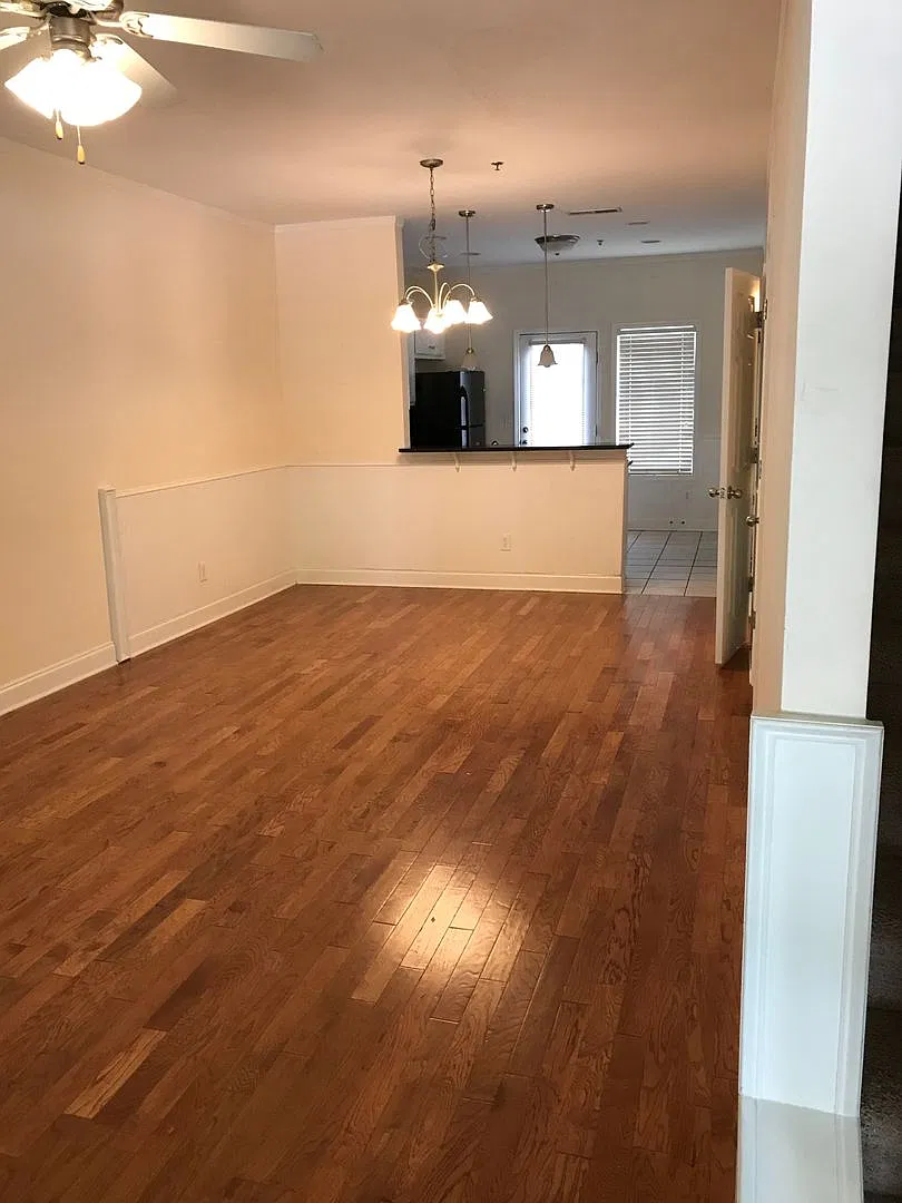 Luxury 2 Bedroom Townhouse at Whitehall Village — Photo 2