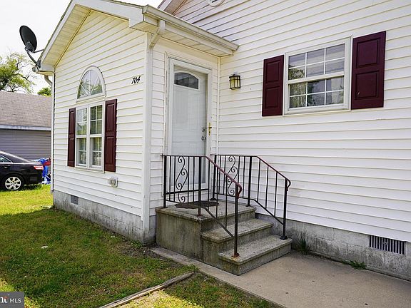 3rd image of 704 Ebenezer Dr