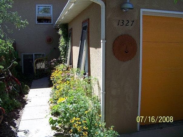 Darling rental, cool neighbors both sides.