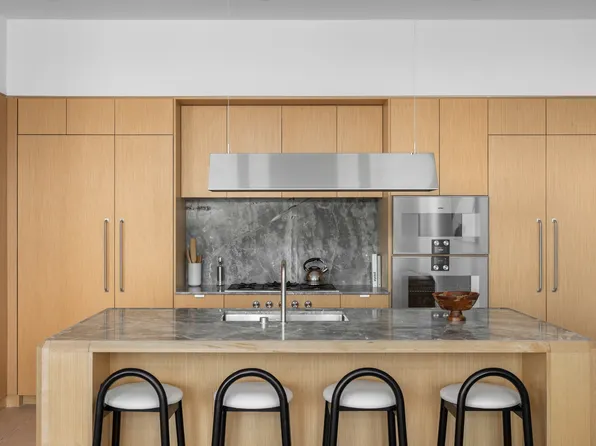 30 Front Street image 4 of 37