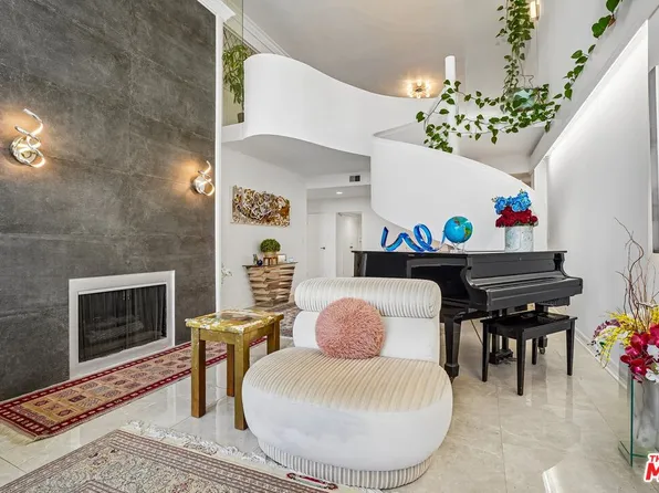 325 N Oakhurst Dr Penthouse 2, Beverly Hills, CA 90210