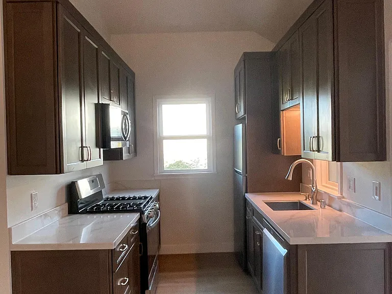 2325 McKinley Ave — Photo 1