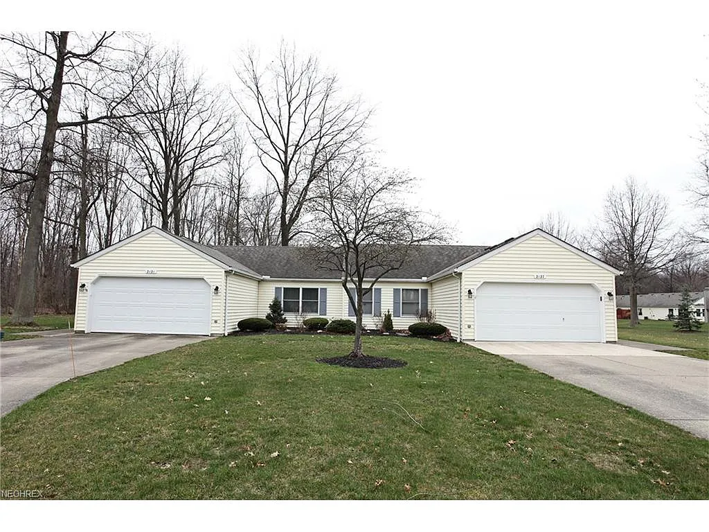 2127 Oakwood Ct photo 1