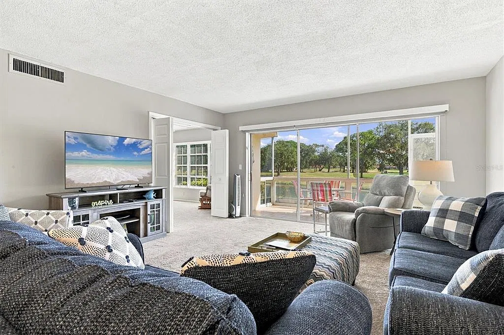 3 bed, 2.0 bath, 1444 sqft, $3,200 — Photo 4