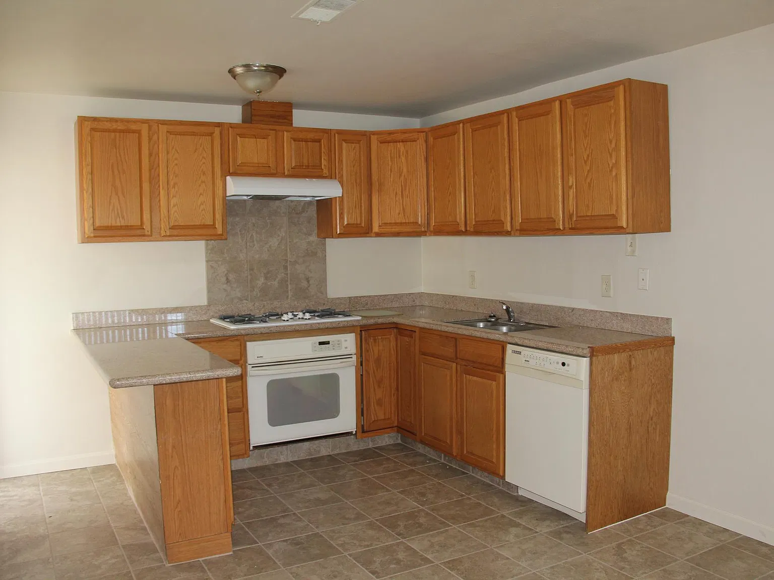 3 bed, 1003 sqft, $2,400 — Photo 2