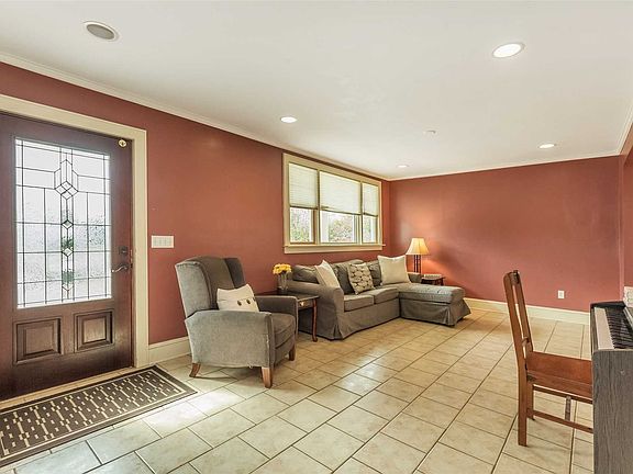 4th image of 27 Bellerose Ave