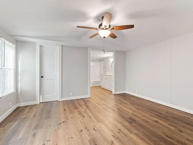 215 Loranger Dr — Photo 13