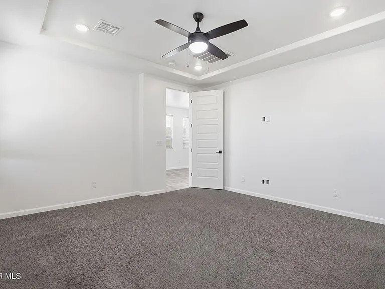 253 Farnborough St — Photo 24