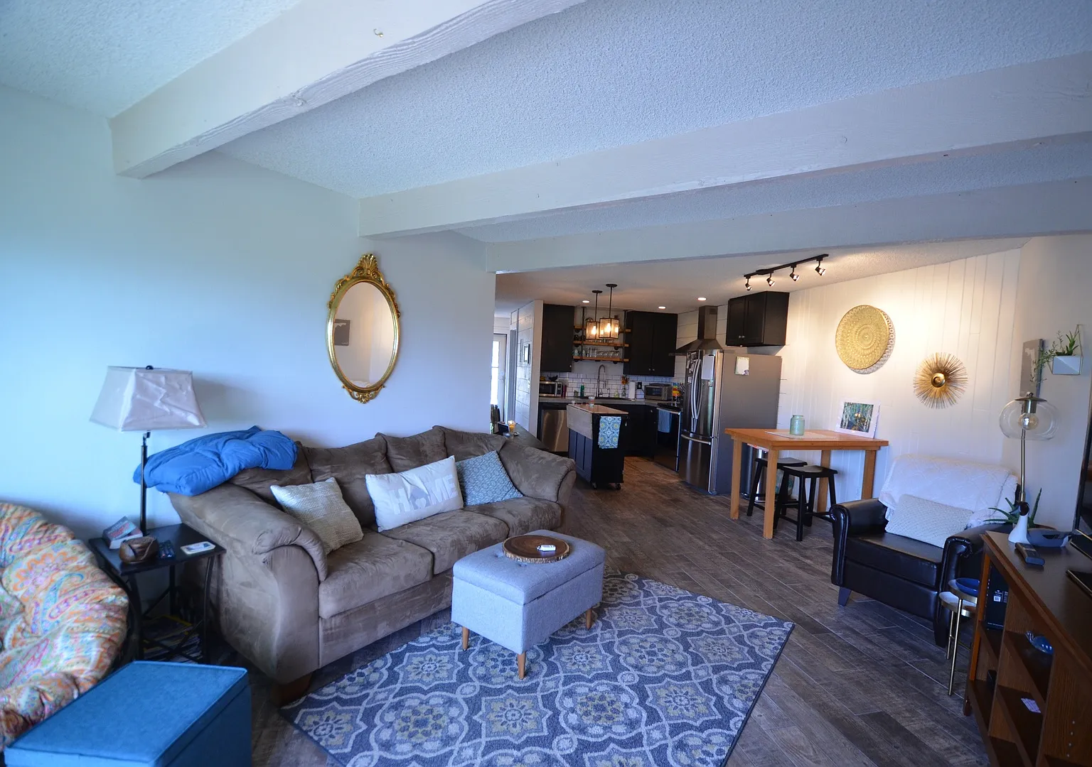 Updated Unit! Great Views! Year lease! — Photo 2