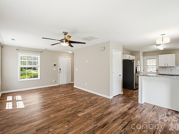 4th image of 2722 Meadow Knoll Dr