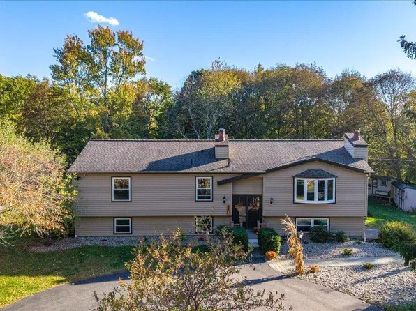 24 Pickering Lane, Troy, NY 12180