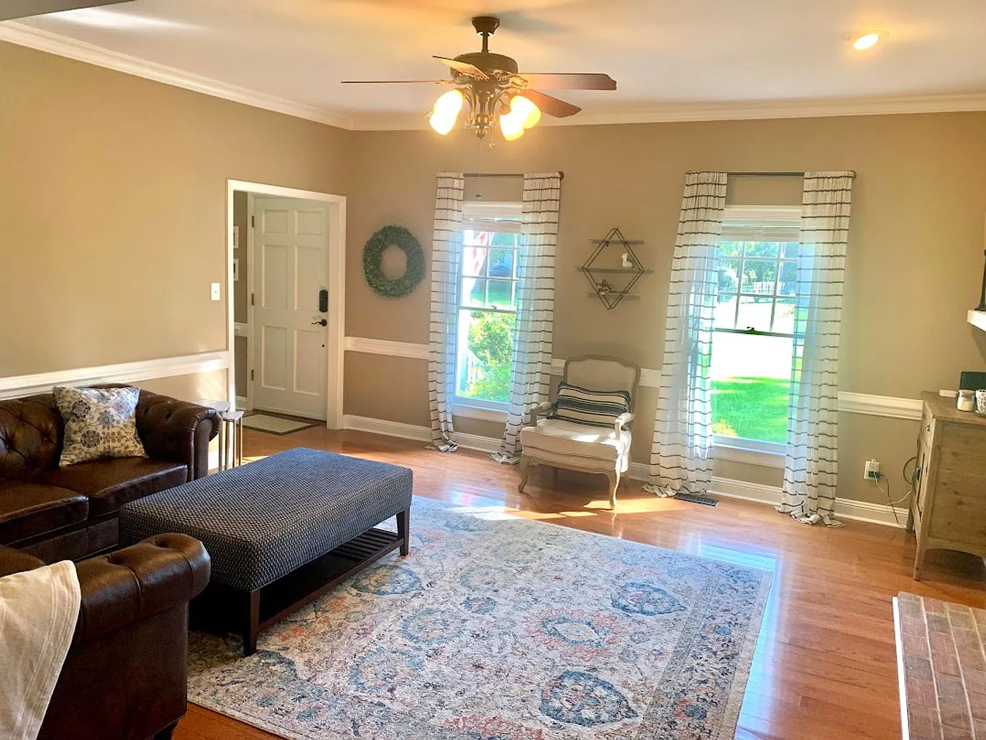 4 Bedroom Home in Maplewood — Photo 3