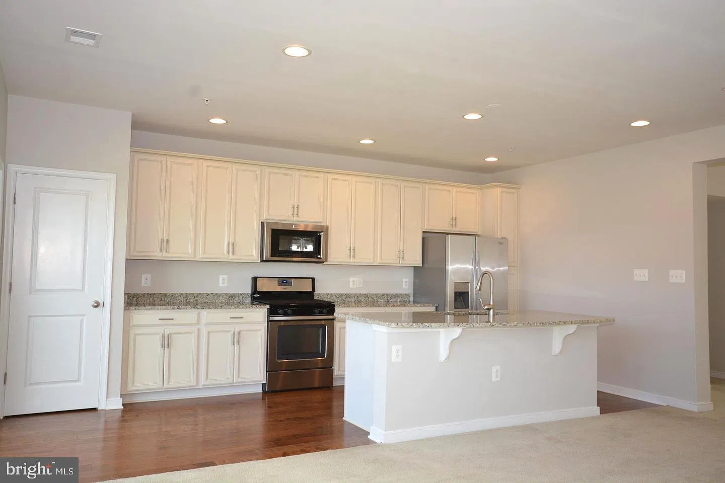 3 bed, 2.5 bath, 2643 sqft, $2,900 — Photo 2