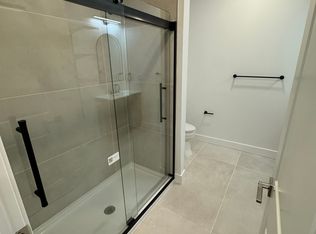 4033 Walnut St #1R, Philadelphia, PA 19104