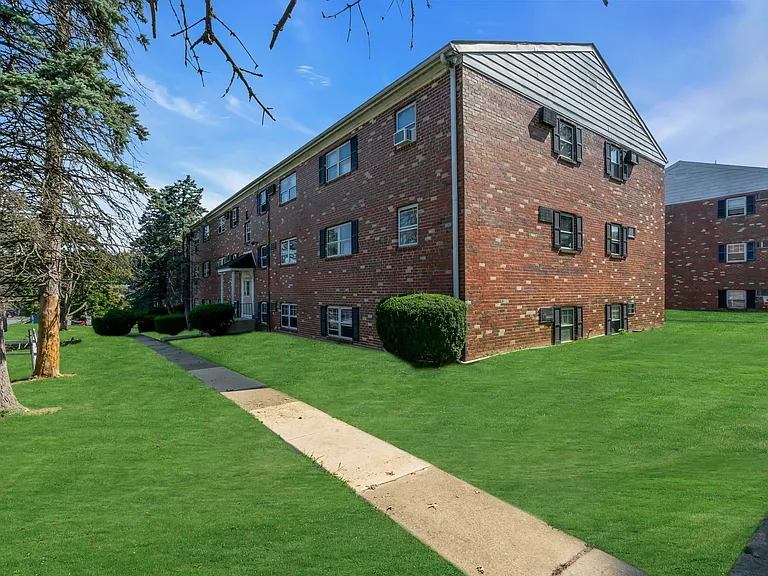 Lancaster Court Apartments — Photo 41