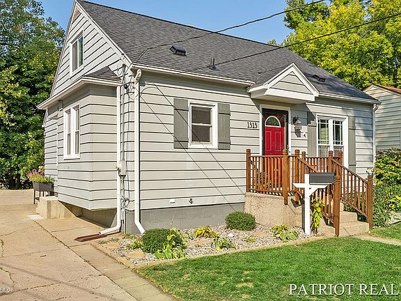 3rd image of 1313 Houseman Ave NE