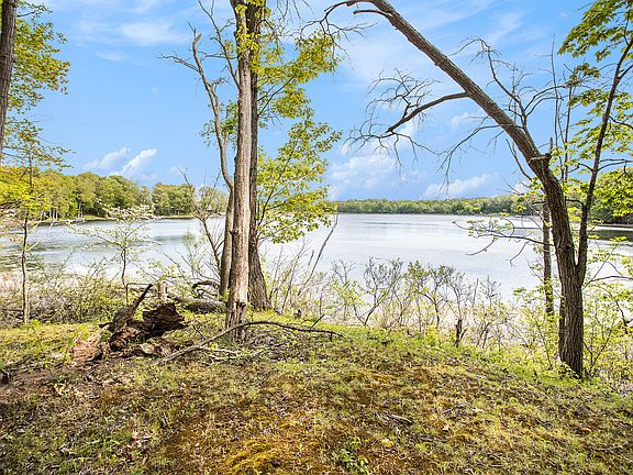 3rd image of Woods Trail Dr