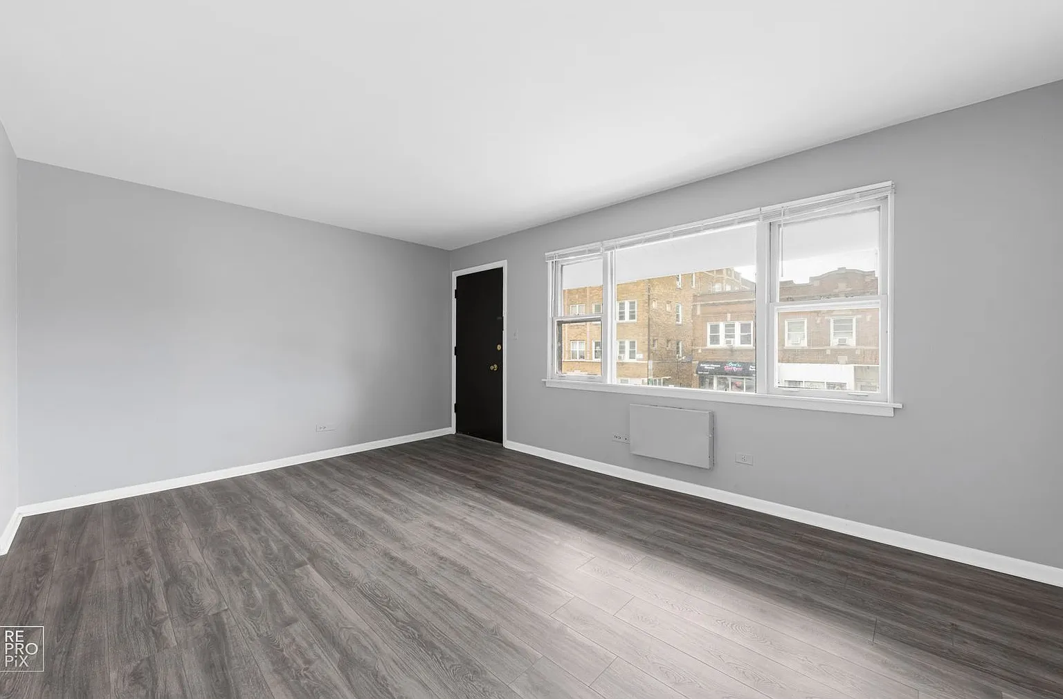 One Bedroom Apartment - Great Location! — Photo 4
