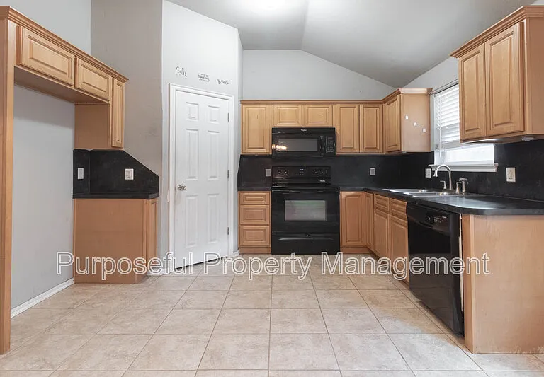 617 SW 36th St — Photo 8
