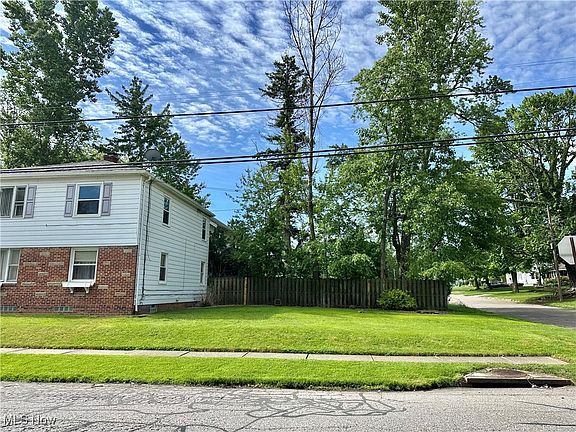 5th image of 2440-2442 Eastgate Ave