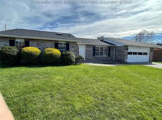 215 Sunset Dr, Hurricane, WV 25526