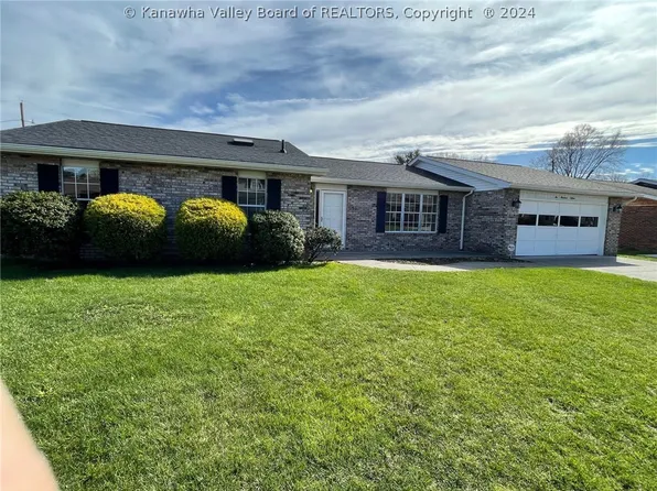 215 Sunset Dr, Hurricane, WV 25526